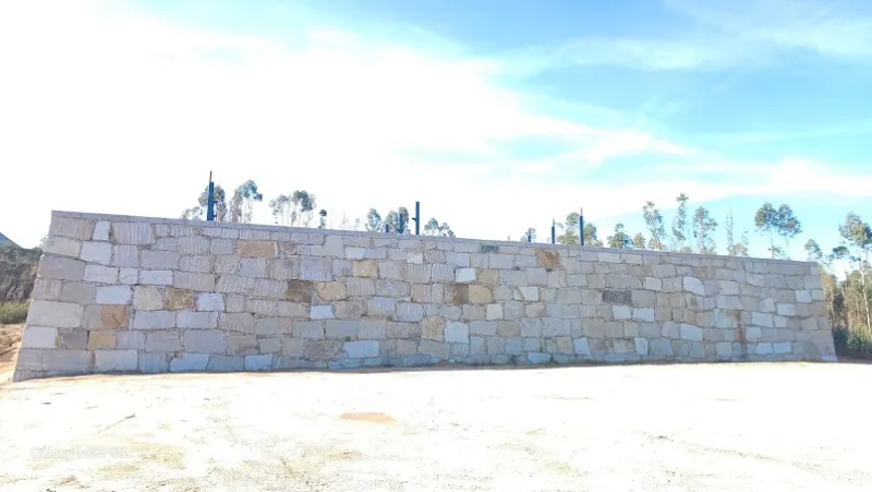 Muro com mais de 1300m2 em Travanca