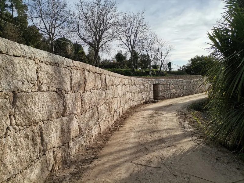 Muro pedra amarela em Tabuado