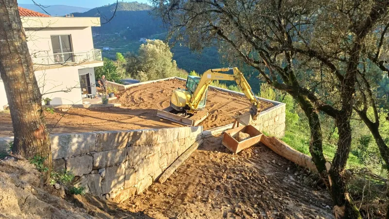 Muro de suporte em Freixo de Baixo, Amarante