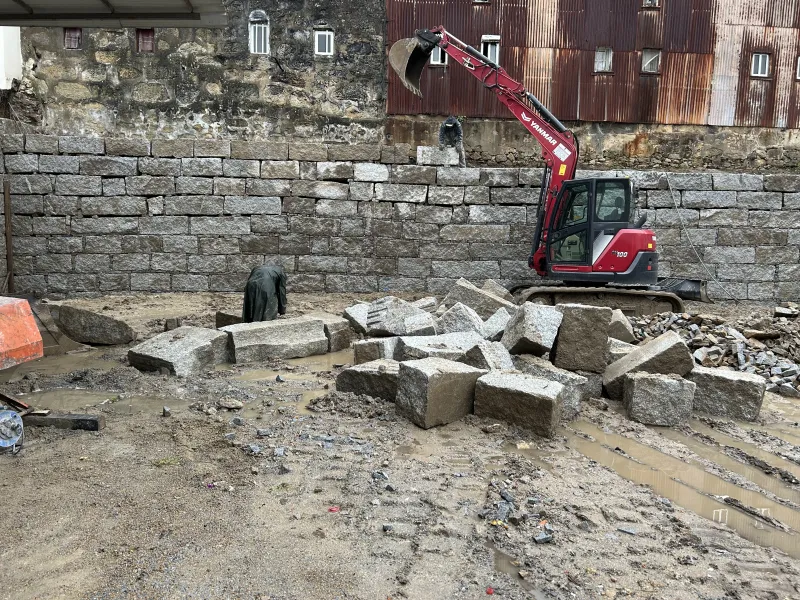 Obra: Muro à fiada em pedra cinza 