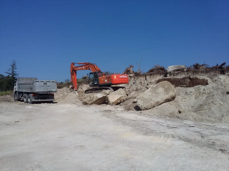 Escavação para plantação de limões em Vila Caiz