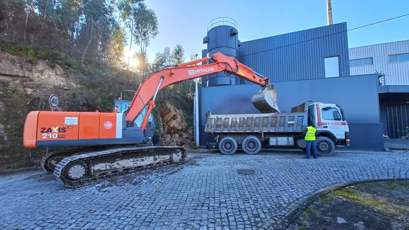 Serviços de máquina e camião em Sabrosa Paredes
